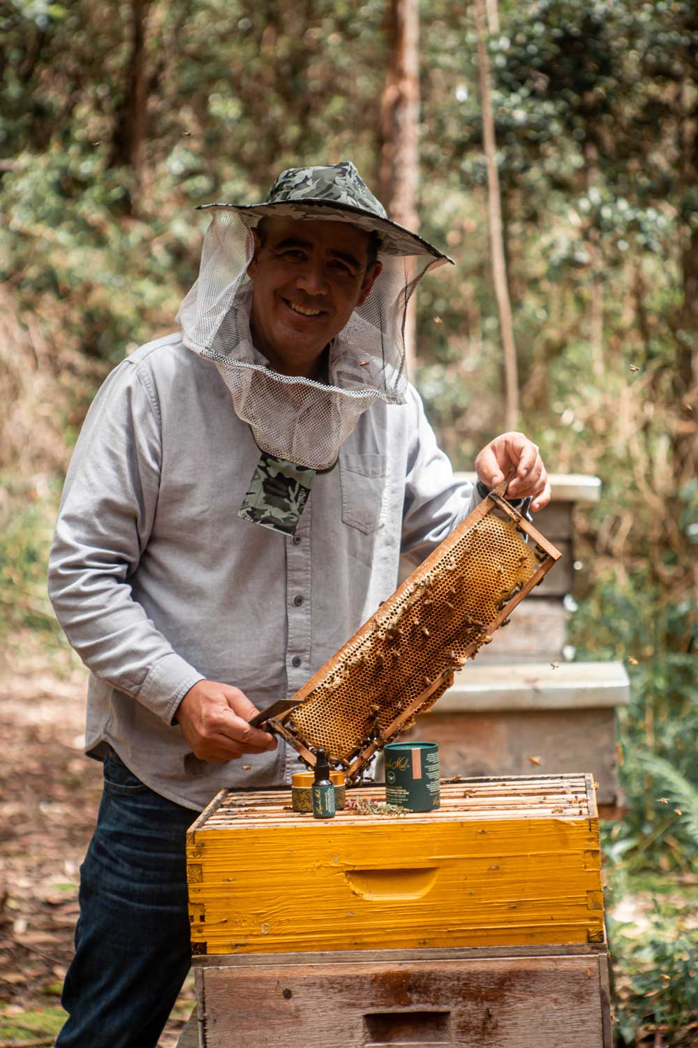 Avicultor con un panal de abejas