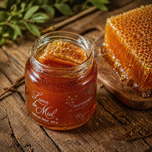 miel con panal de abejas