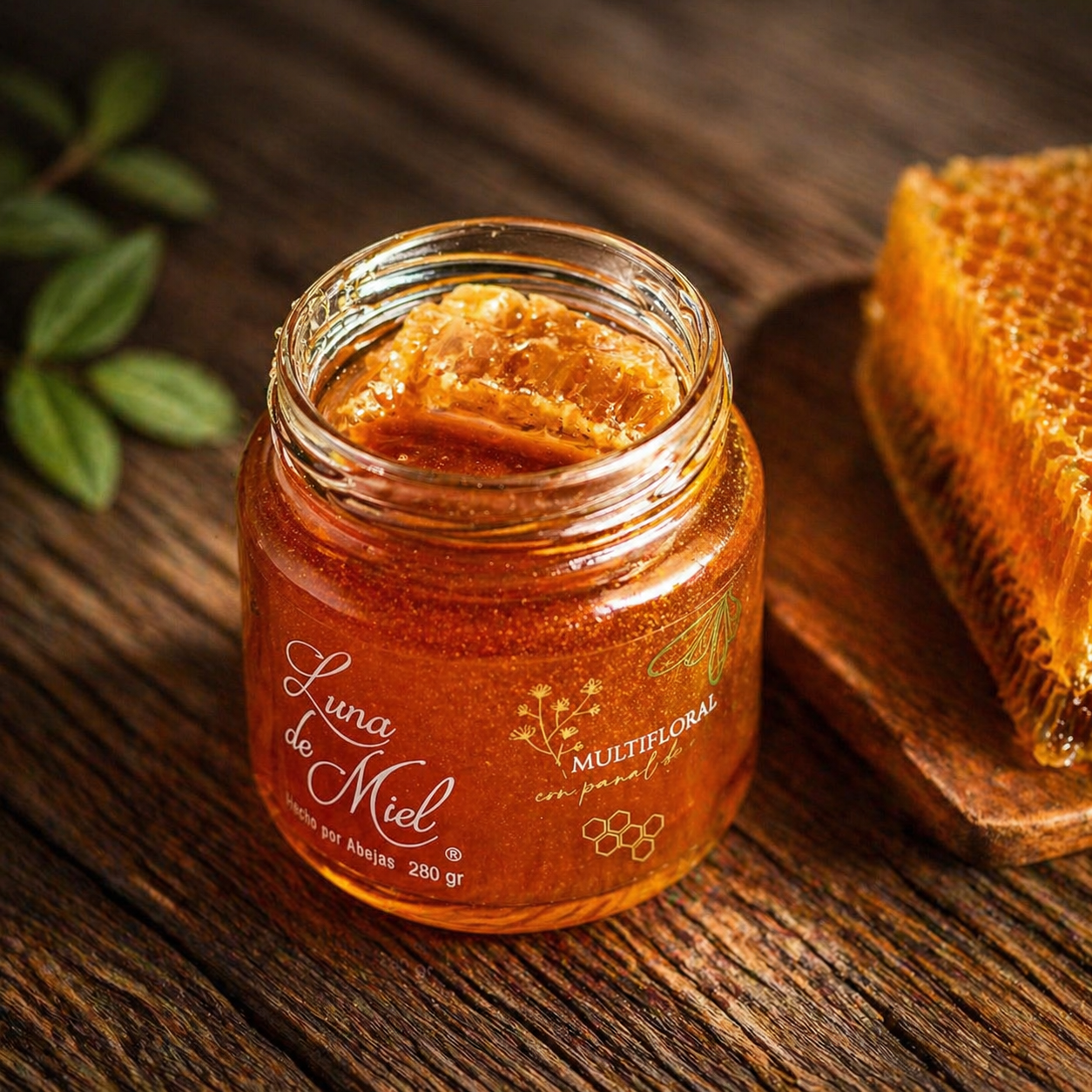 miel con panal de abejas